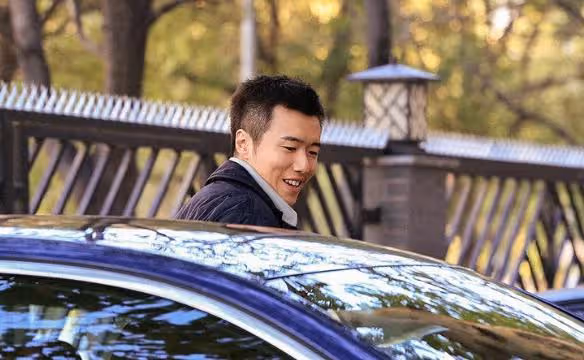 凡人歌：看懂火鍋女遲到30秒，坐4元地鐵，才知她憑啥吸引那雋
