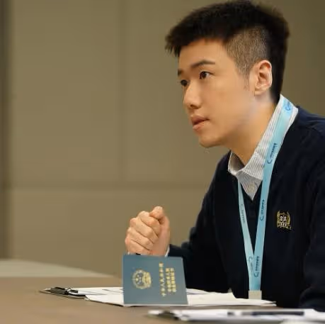 凡人歌：看懂火鍋女遲到30秒，坐4元地鐵，才知她憑啥吸引那雋
