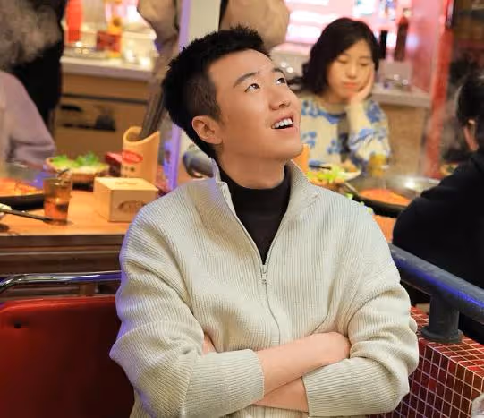 凡人歌：看懂火鍋女遲到30秒，坐4元地鐵，才知她憑啥吸引那雋