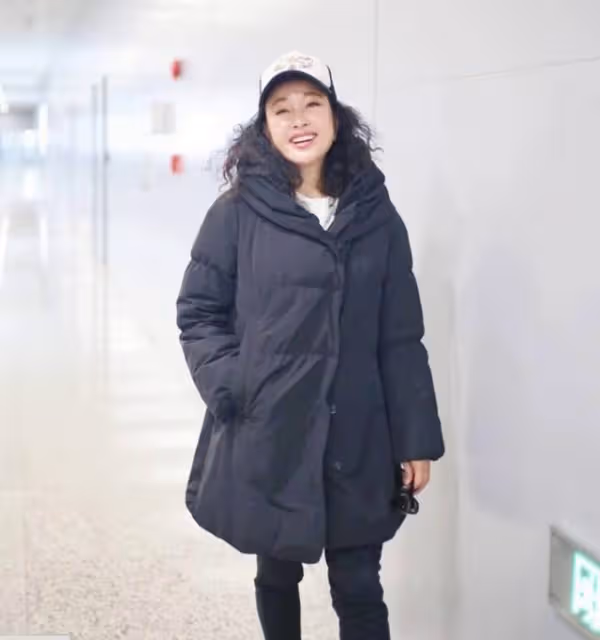 74歲劉曉慶新燙了羊毛卷減齡30歲，穿黑色羽絨服，完全沒有大媽味