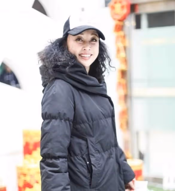 74歲劉曉慶新燙了羊毛卷減齡30歲，穿黑色羽絨服，完全沒有大媽味