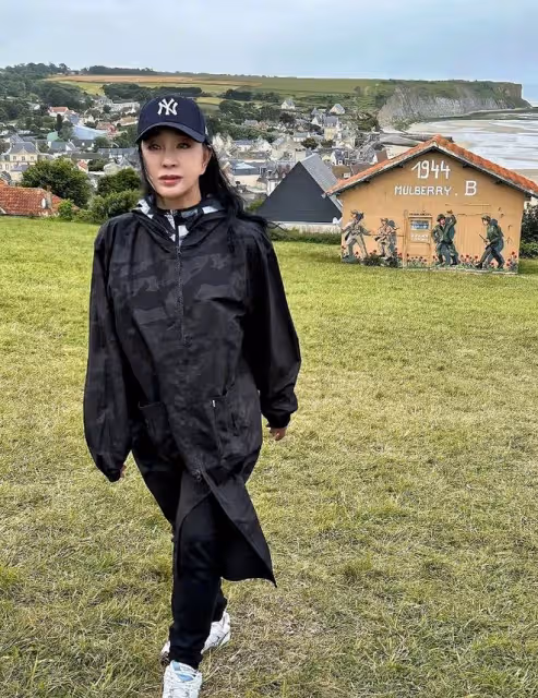 74歲劉曉慶新燙了羊毛卷減齡30歲，穿黑色羽絨服，完全沒有大媽味