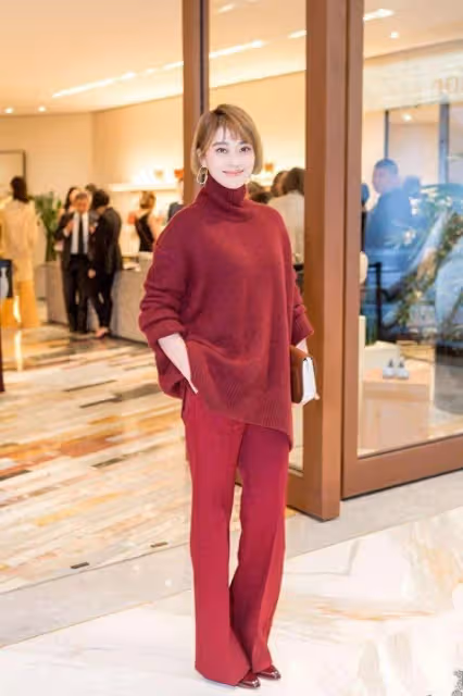 梅婷新剪了超短髮年輕18歲，一身酒紅色穿搭亮相，美得像換了個人