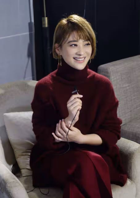 梅婷新剪了超短髮年輕18歲，一身酒紅色穿搭亮相，美得像換了個人