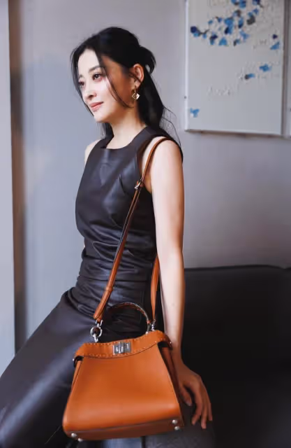 梅婷新剪了超短髮年輕18歲，一身酒紅色穿搭亮相，美得像換了個人