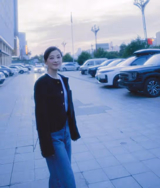 梅婷新剪了超短髮年輕18歲，一身酒紅色穿搭亮相，美得像換了個人