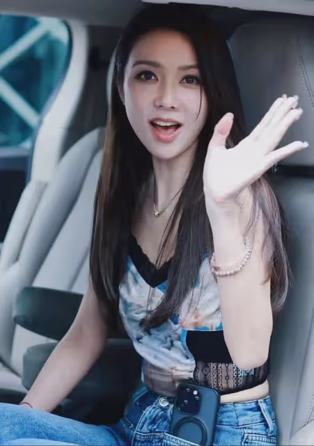 42歲薛凱琪也太顯年輕！ 背心配牛仔褲又美又辣，臉嫩的像18歲