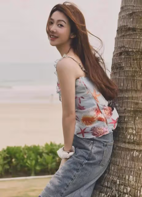 42歲薛凱琪也太顯年輕！ 背心配牛仔褲又美又辣，臉嫩的像18歲