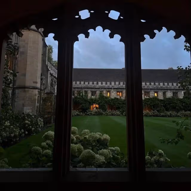 谷愛凌重返大學校園，金髮素顏亮相好清純，開心的像個孩子