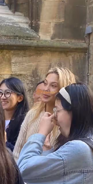 谷愛凌重返大學校園，金髮素顏亮相好清純，開心的像個孩子