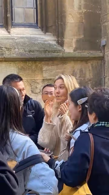 谷愛凌重返大學校園，金髮素顏亮相好清純，開心的像個孩子