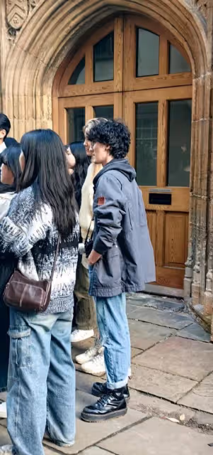谷愛凌重返大學校園，金髮素顏亮相好清純，開心的像個孩子