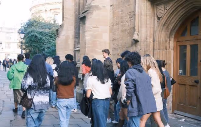 谷愛凌重返大學校園，金髮素顏亮相好清純，開心的像個孩子