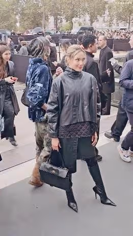 谷愛凌重返大學校園，金髮素顏亮相好清純，開心的像個孩子
