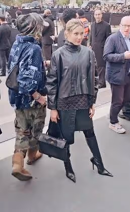 谷愛凌重返大學校園，金髮素顏亮相好清純，開心的像個孩子