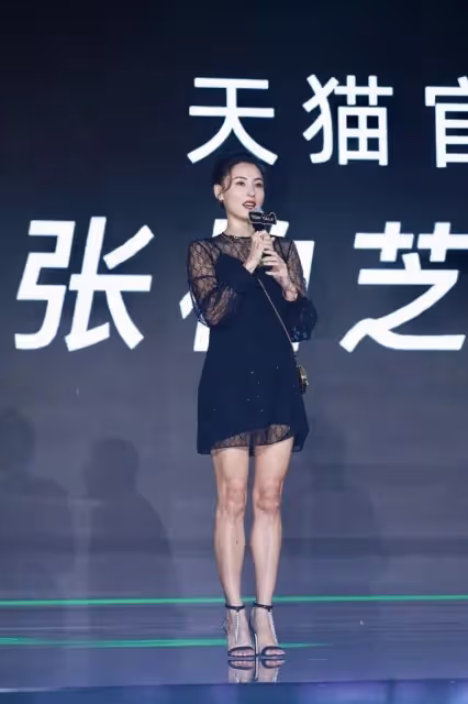 張柏芝穿衣挺有富貴感，亮片裙拼接流蘇，看著身形妖嬈有致
