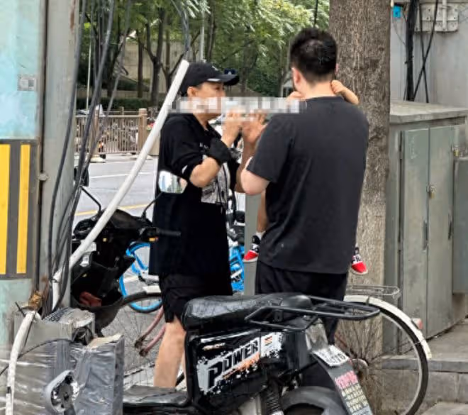 宋丹丹一家逛迪士尼，兒子兒媳穿著樸素自己帶娃，倆孫子長相喜人