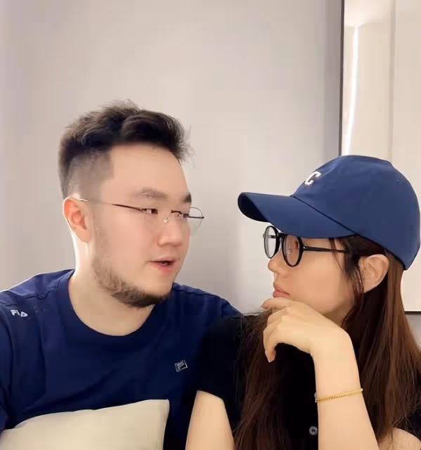 宋丹丹一家逛迪士尼，兒子兒媳穿著樸素自己帶娃，倆孫子長相喜人
