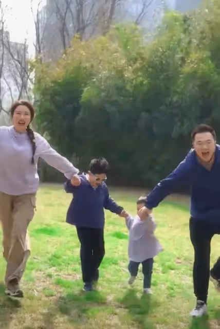 宋丹丹一家逛迪士尼，兒子兒媳穿著樸素自己帶娃，倆孫子長相喜人