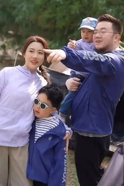 宋丹丹一家逛迪士尼，兒子兒媳穿著樸素自己帶娃，倆孫子長相喜人