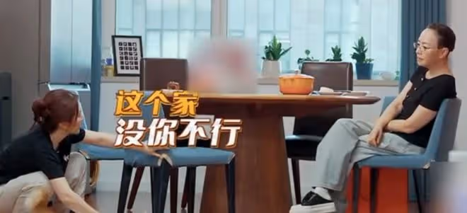 宋丹丹一家逛迪士尼，兒子兒媳穿著樸素自己帶娃，倆孫子長相喜人