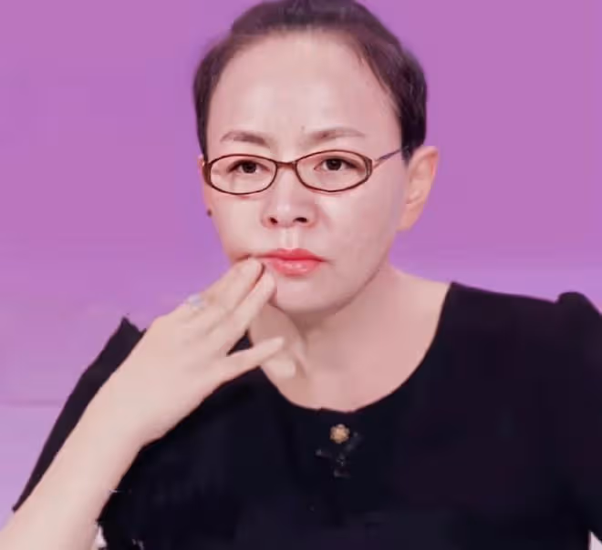 宋丹丹一家逛迪士尼，兒子兒媳穿著樸素自己帶娃，倆孫子長相喜人