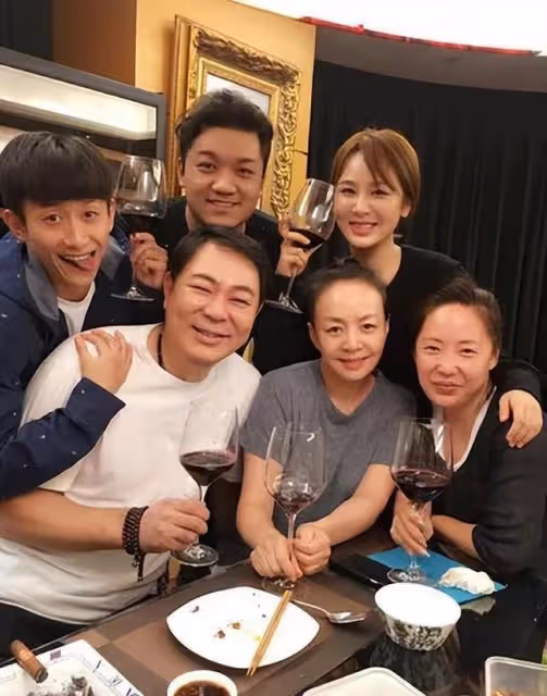 宋丹丹一家逛迪士尼，兒子兒媳穿著樸素自己帶娃，倆孫子長相喜人