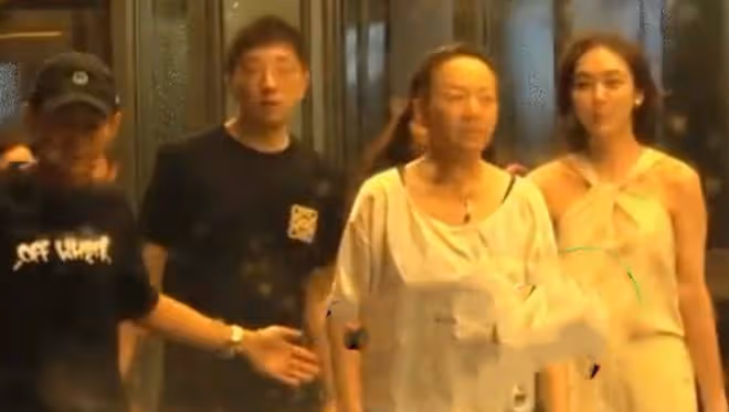 宋丹丹一家逛迪士尼，兒子兒媳穿著樸素自己帶娃，倆孫子長相喜人