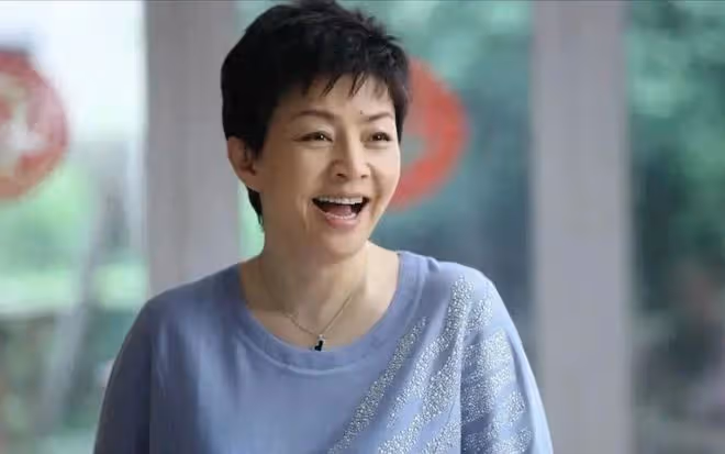 宋丹丹一家逛迪士尼，兒子兒媳穿著樸素自己帶娃，倆孫子長相喜人