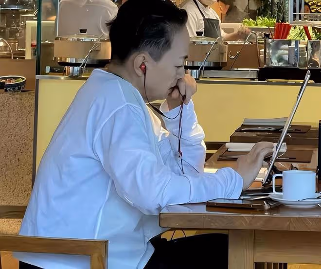 宋丹丹一家逛迪士尼，兒子兒媳穿著樸素自己帶娃，倆孫子長相喜人