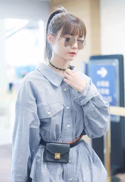 沈夢辰有時尚博主的潛力，寬大襯衫當裙子穿，配條短褲挺保守的