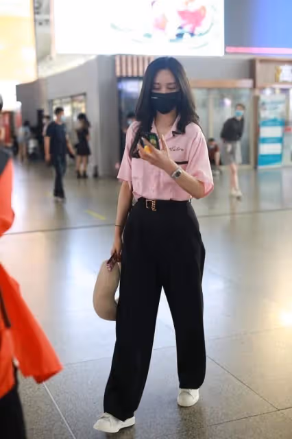 沈夢辰有時尚博主的潛力，寬大襯衫當裙子穿，配條短褲挺保守的