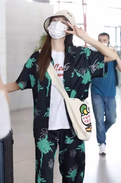 沈夢辰有時尚博主的潛力，寬大襯衫當裙子穿，配條短褲挺保守的