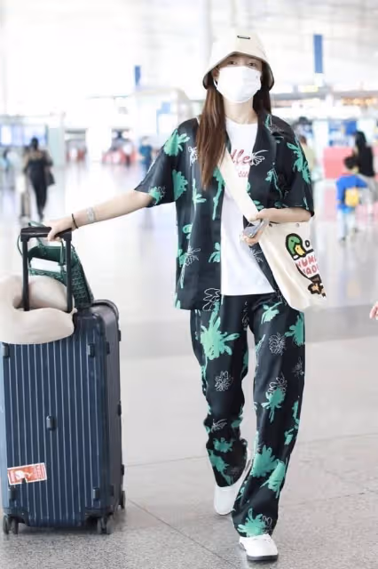 沈夢辰有時尚博主的潛力，寬大襯衫當裙子穿，配條短褲挺保守的
