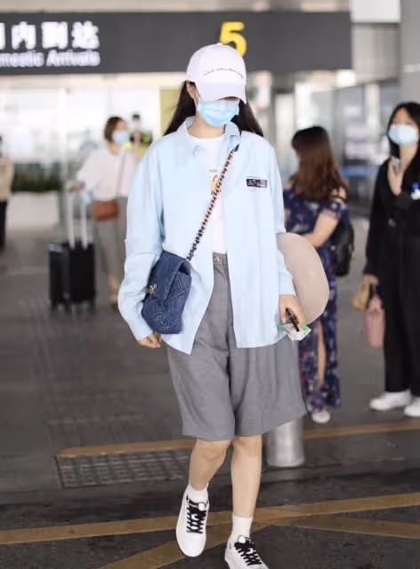 沈夢辰有時尚博主的潛力，寬大襯衫當裙子穿，配條短褲挺保守的