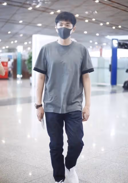 張若昀瘦出少年感，穿印花T恤配休閒褲，真不像當爸的人