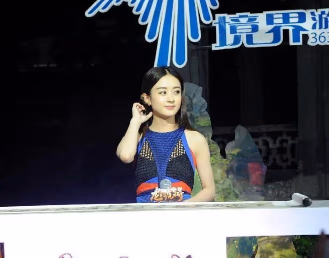 趙麗穎有知性女人的氣質了，鏤空削肩上衣配裹身裙，看著挺成熟的