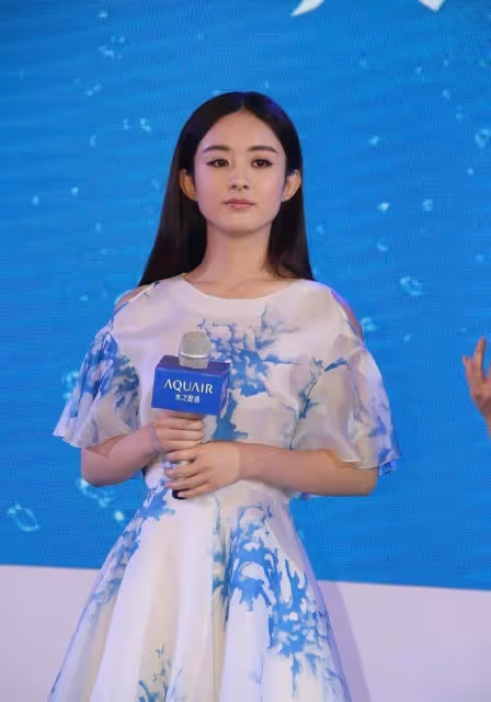趙麗穎有知性女人的氣質了，鏤空削肩上衣配裹身裙，看著挺成熟的