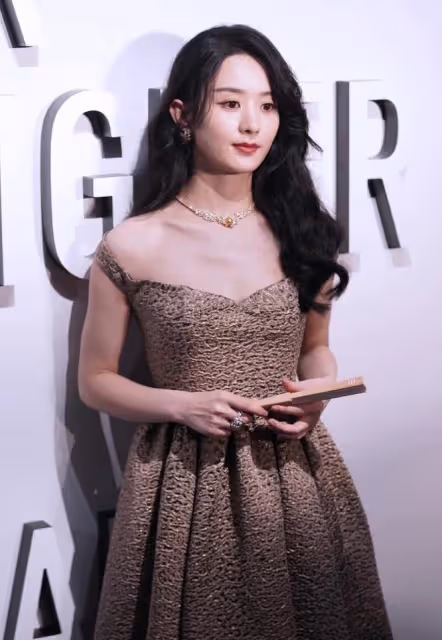 趙麗穎有知性女人的氣質了，鏤空削肩上衣配裹身裙，看著挺成熟的