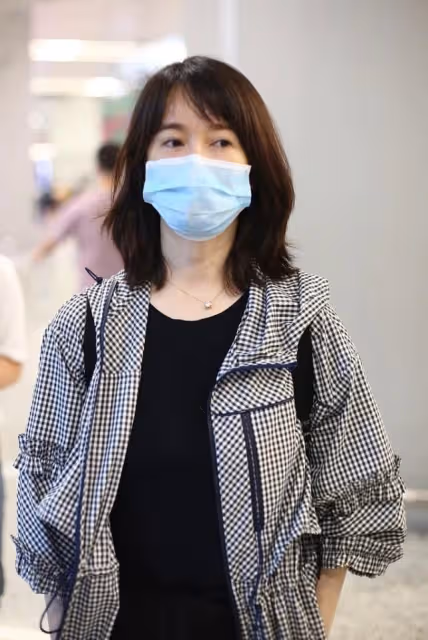 左小青生圖暴露真實狀態，格紋風衣配全黑套裝，和中年女人沒差別