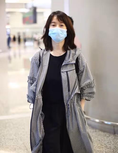 左小青生圖暴露真實狀態，格紋風衣配全黑套裝，和中年女人沒差別
