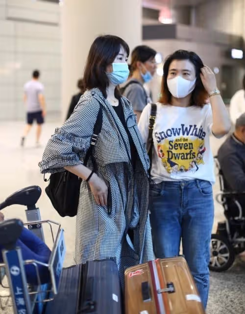 左小青生圖暴露真實狀態，格紋風衣配全黑套裝，和中年女人沒差別