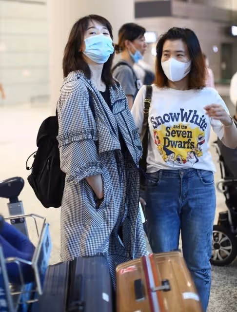 左小青生圖暴露真實狀態，格紋風衣配全黑套裝，和中年女人沒差別