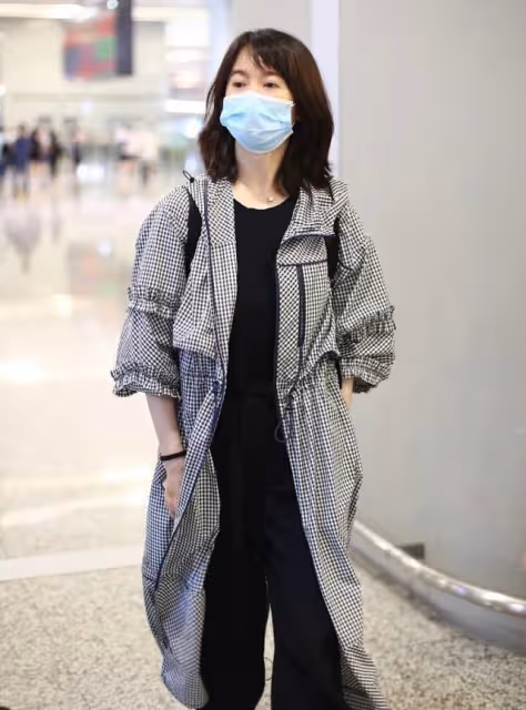 左小青生圖暴露真實狀態，格紋風衣配全黑套裝，和中年女人沒差別