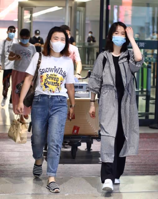 左小青生圖暴露真實狀態，格紋風衣配全黑套裝，和中年女人沒差別