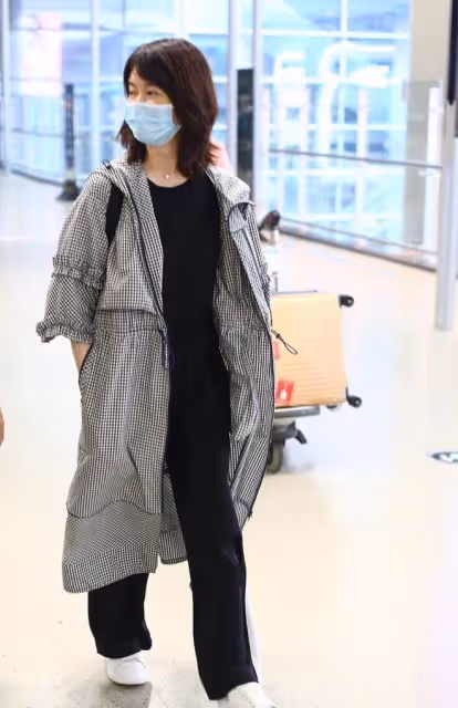 左小青生圖暴露真實狀態，格紋風衣配全黑套裝，和中年女人沒差別