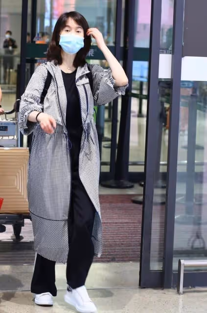 左小青生圖暴露真實狀態，格紋風衣配全黑套裝，和中年女人沒差別