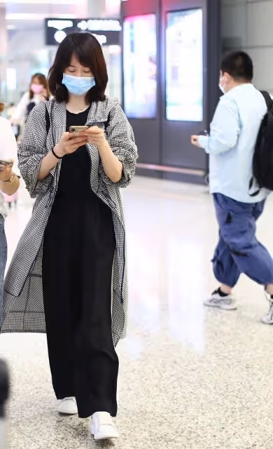 左小青生圖暴露真實狀態，格紋風衣配全黑套裝，和中年女人沒差別