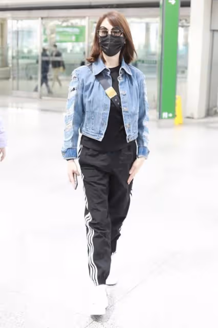左小青生圖暴露真實狀態，格紋風衣配全黑套裝，和中年女人沒差別
