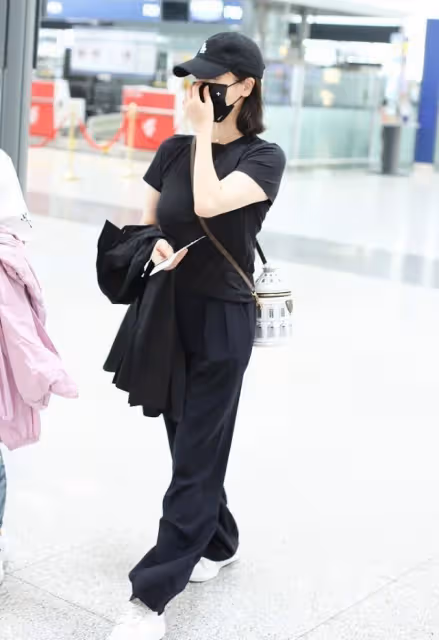 左小青生圖暴露真實狀態，格紋風衣配全黑套裝，和中年女人沒差別